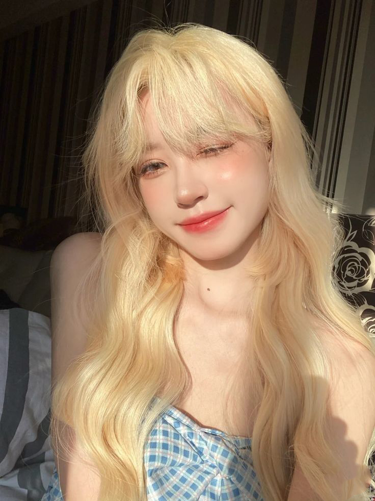 Sun-Kissed Platinum Blonde Waves